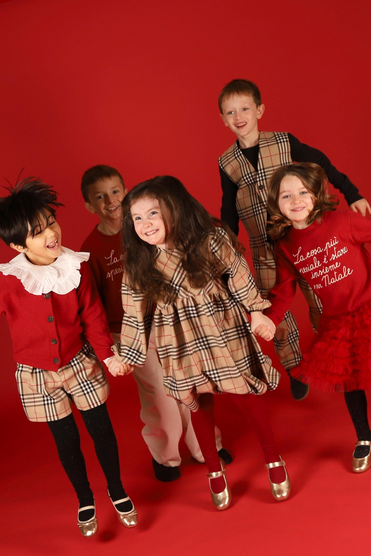 Fiorile Natale 26 – bambini con capi tartan e maglie rosse